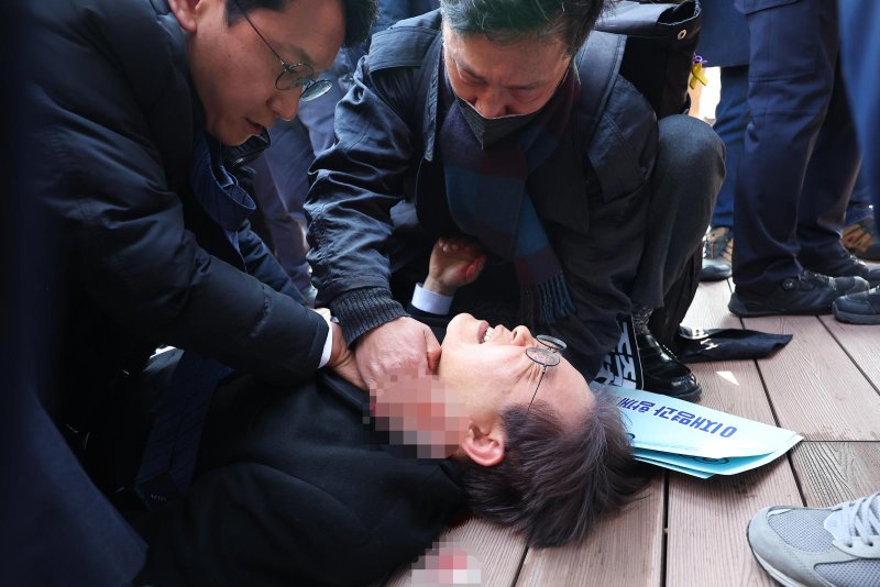Politikus oposisi Korea Selatan ditusuk di leher saat konferensi pers (Photo by Yonhap)
