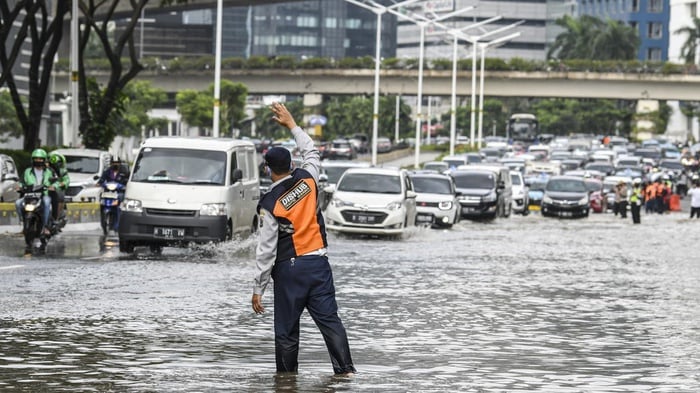 Ilustrasi banjir Jakarta (ANTARA FOTO/M Risyal Hidayat)