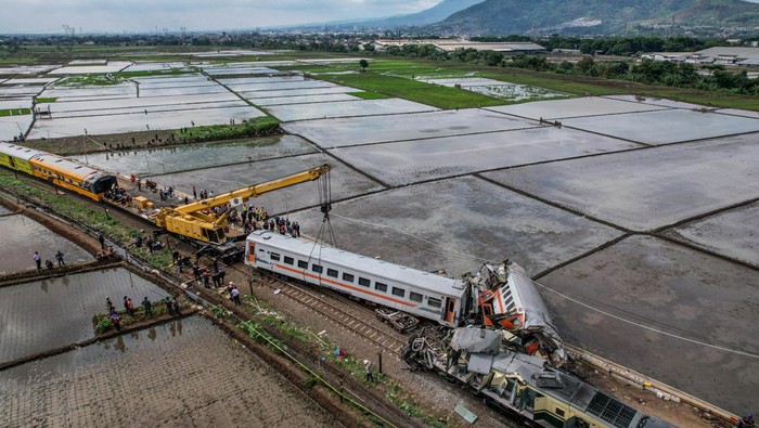Suasana evakuasi rangkaian kereta yang mengalami kecelakaan di Cicalengka, Kabupaten Bandung, Jawa Barat, Jumat (5/1/2024). (Antara via Detik)