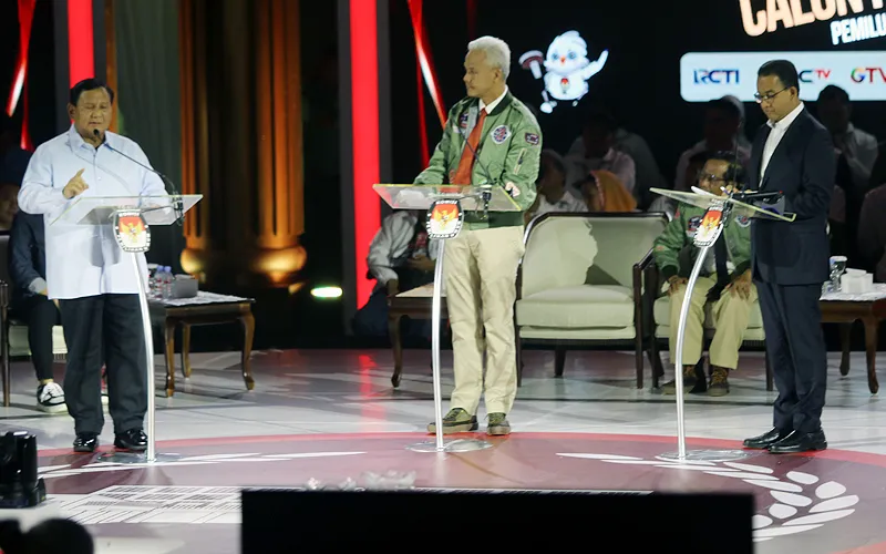 Capres nomor urut satu Anies Baswedan (kanan), capres nomor urut dua Prabowo Subianto (kiri), dan capres nomor urut tiga Ganjar Pranowo beradu gagasan dalam debat ketiga Pilpres 2024 di Istora Senayan, Jakarta, Minggu (7/1/2024). Debat kali ini bertemakan pertahanan, keamanan, hubungan internasional, globalisasi, geopolitik, dan politik luar negeri. Robinsar Nainggolan