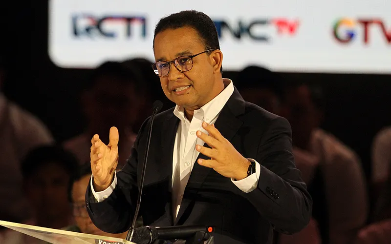 Capres nomor urut satu Anies Baswedan (kanan), capres nomor urut dua Prabowo Subianto (kiri), dan capres nomor urut tiga Ganjar Pranowo beradu gagasan dalam debat ketiga Pilpres 2024 di Istora Senayan, Jakarta, Minggu (7/1/2024). Debat kali ini bertemakan pertahanan, keamanan, hubungan internasional, globalisasi, geopolitik, dan politik luar negeri. Robinsar Nainggolan