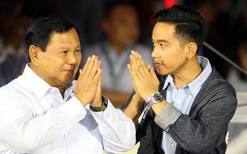 Capres nomor urut satu Anies Baswedan (kanan), capres nomor urut dua Prabowo Subianto (kiri), dan capres nomor urut tiga Ganjar Pranowo beradu gagasan dalam debat ketiga Pilpres 2024 di Istora Senayan, Jakarta, Minggu (7/1/2024). Debat kali ini bertemakan pertahanan, keamanan, hubungan internasional, globalisasi, geopolitik, dan politik luar negeri. Robinsar Nainggolan