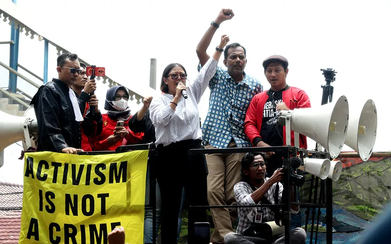 Pengadilan Negeri Jakarta Timur menjatuhkan vonis bebas kepada Haris Azhar dan Fatia Maulidiyanti dalam kasus dugaan pencemaran nama baik terhadap Menko Marves Luhut Binsar Panjaitan. Hakim menyatakan dakwaan jaksa terhadap Haris Azhar tidak terbukti secara sah. Majelis hakim juga membebaskan Haris Azhar dan Fatia Maulidiyanti dari segala dakwaan dan memulihkan hak Haris Azhar dalam kemampuan, kedudukan, serta harkat dan martabatnya sebagai warga negara. Robinsar Nainggolan