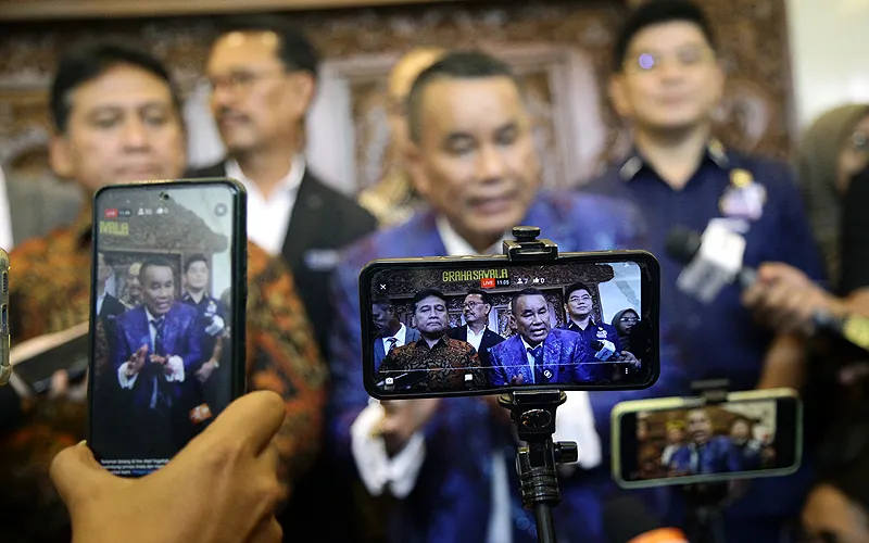Hotman Paris dan Ketua Gabungan Industri Pariwisata Indonesia (Gipi) Hariyadi Sukamdani bertemu Menko Perekonomian Airlangga Hartarto di Kantor Kementerian Bidang Perekonomian (Kemenko Ekon), Jakarta, Senin (22/1/2024) untuk membahas kebijakan pajak hiburan 40%-75%. Hotman menilai tingginya pungutan pajak industri hiburan tersebut justru mengancam kelangsungan pariwisata Indonesia. Robinsar Nainggolan