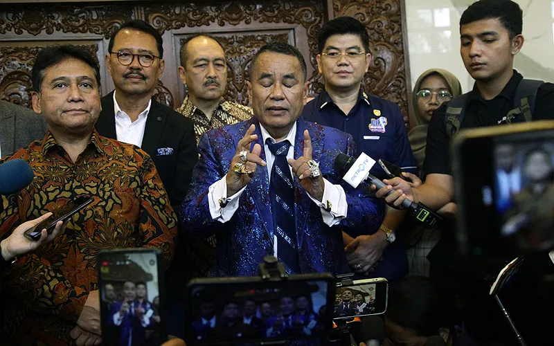 Hotman Paris dan Ketua Gabungan Industri Pariwisata Indonesia (Gipi) Hariyadi Sukamdani bertemu Menko Perekonomian Airlangga Hartarto di Kantor Kementerian Bidang Perekonomian (Kemenko Ekon), Jakarta, Senin (22/1/2024) untuk membahas kebijakan pajak hiburan 40%-75%. Hotman menilai tingginya pungutan pajak industri hiburan tersebut justru mengancam kelangsungan pariwisata Indonesia. Robinsar Nainggolan