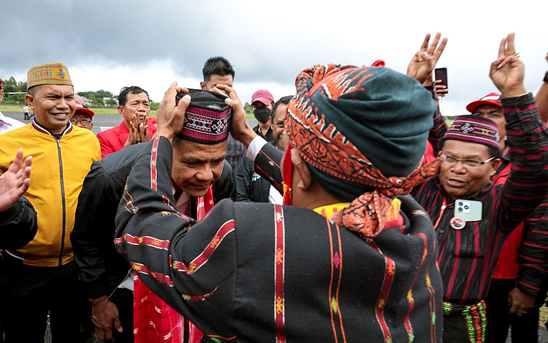 Tiba Di Ruteng Ganjar Disambut Tokoh Adat 9200