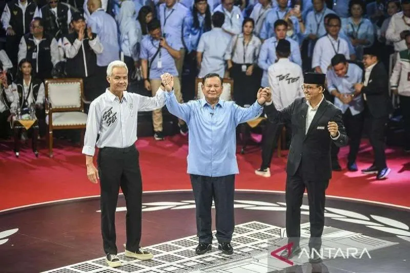 Tiga capres dari kiri Ganjar Pranowo, Prabowo Subianto, dan Anies Baswedan dalam acara debat capres. Mereka akan menjalani debat capres kelima atau terakhir pada Minggu (4/2/2024). Foto: Antara)