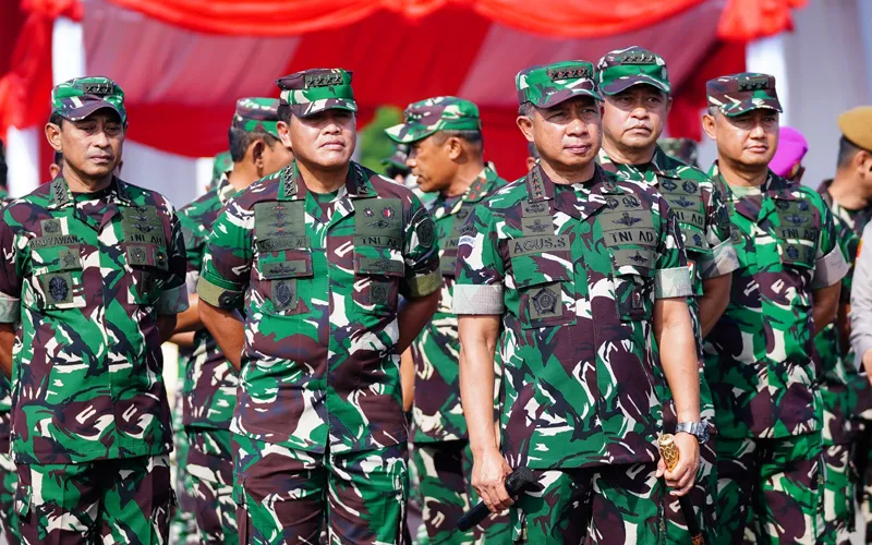Panglima TNI Jenderal TNI Agus Subiyanto menyaksikan apel gelar kekuatan personel dan material pengamanan Pemilu 2024 secara langsung dan virtual di Taxy Way Echo Halim Perdanakusuma, Jakarta Timur, Kamis (1/2/2024). Apel gelar pengamanan pemilu 2024 di wilayah Echo Halim Perdanakusuma ini  dipimpin oleh Pangdam Jaya Mayor Jenderal TNI Mohamad Hasan. (Foto: Puspen TNI)