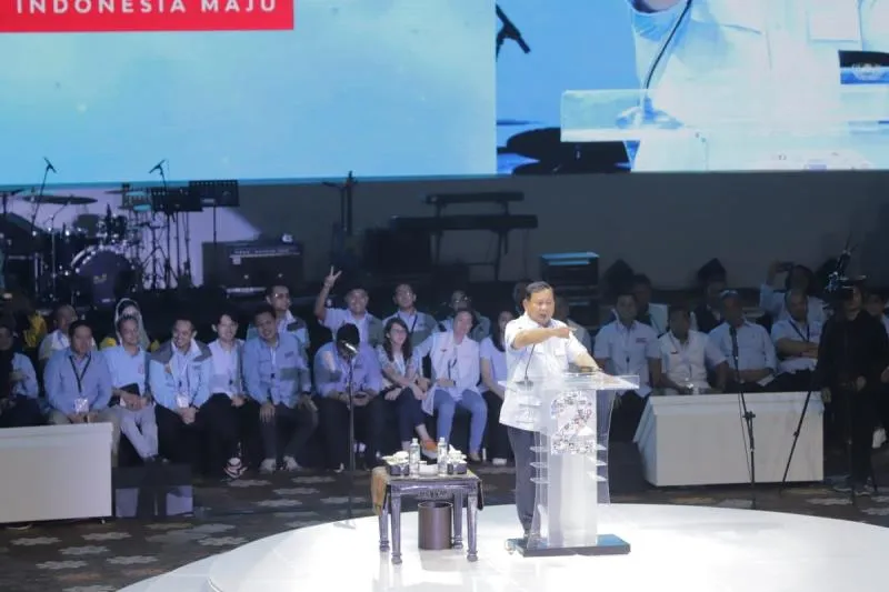 Tim Kampanye Nasional (TKN) muda Prabowo Subianto-Gibran Rakabuming Raka melakukan apel akbar di Jakarta Convention Center (JCC), Jakarta Pusat, Jumat (2/2/2024), Prabowo hadir langsung dalam acara tersebut. Tiba di Plenary Hall JCC, Prabowo disambut meriah pendukung dan pemilih muda. Apel Akbar TKN Muda digelar untuk mengkonsolidasi pemilih muda dalam pemenangan Prabowo Gibran pada Pemilu 2024. Robinsar Nainggolan