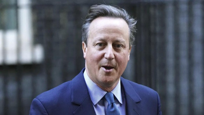 David Cameron saat berada di depan Downing Street, London, pada Senin (13/11) waktu setempat (James Manning, PA via AP)