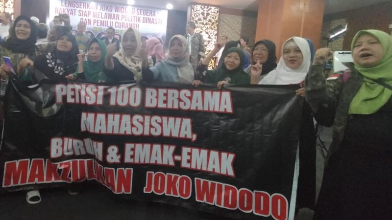 Emak-emak PETISI 100 mendesak pemakzulan Presiden Joko Widodo.