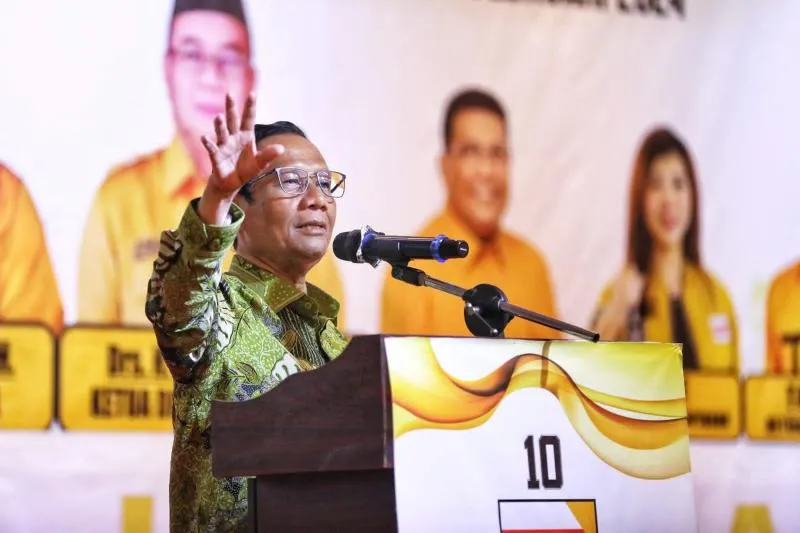 Kabupaten Karimun, Kepri - Cawapres nomor urut 3 Mahfud MD mengajak ribuan kader Partai Hanura di Kabupaten Karimun, Kepulauan Riau (Kepri) untuk membangun bangsa Indonesia lebih baik di masa depan. Mahfud kemudian menyampaikan optimismenya untuk kemenangan di Pemilu 2024 nanti. Sebagai partai pendukung dan koalisinya, Mahfud berharap kebaikan yang ditebarkan Hanura berdampak positif dalam kemajuan bangsa. (Foto TPN Ganjar-Mahfud)