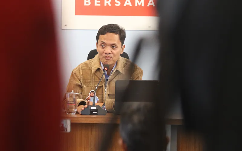 Wakil Ketua TKN Prabowo-Gibran, Habiburokhman memberikan keterangan kepada wartawan saat konferensi pers, di Media Center TKN, Jakarta, Rabu (7/2/2024). Tim Kampanye Nasional (TKN) Prabowo-Gibran mendapatkan informasi tentang dugaan mobilisasi pemilih secara ilegal dengan modus pemilih pindah TPS di Dramaga Bogor, Jawa Barat. Puluhan pemuda berbadan tegap dan berambut cepak mengaku mahasiswa yang sedang melakukan penelitian mengajukan pindah TPS tetapi dengan dokumen yang janggal. Robinsar Naing