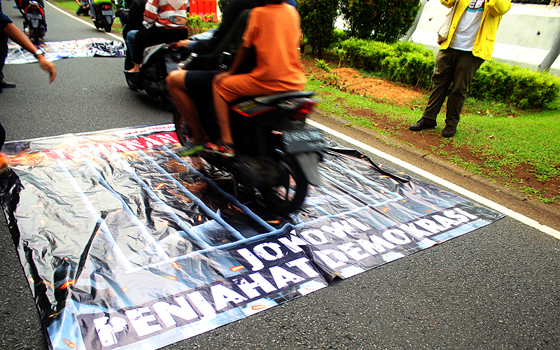 Mahasiswa dan Tokoh Masyarakat saat melakukan demonstrasi meminta Jokowi netral dalam Pemilu 2024. Robinsar Nainggolan