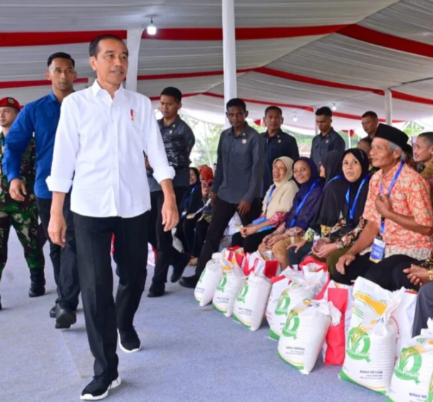 Presiden Joko Widodo (Jokowi) didampingi menteri Kabinet Indonesia Maju berkunjung ke Lapangan Sepak Bola Klumpit Tingkir, Kota Salatiga, Provinsi Jawa Tengah, pada Senin (22/1/2024) untuk mengecek bansos atau bantuan pangan. (BPMI Setpres)  