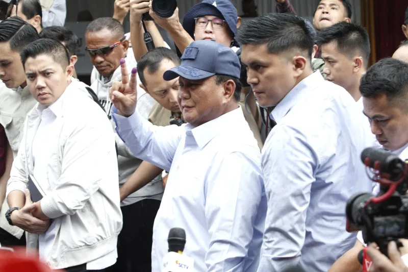 Calon Presiden Nomor Urut 2 Prabowo Subianto melakukan pencoblosan surat suara di Tempat Pemungutan Suara (TPS) 033 Bojong Koneng, Hambalang, Kabupaten Bogor, Jawa Barar. Pasangan calon (paslon) nomor urut 2 Prabowo Subianto dan Gibran Rakabuming menang telak di TPS 033, Bojong Koneng, Hambalang, Bogor, Jawa Barat. TPS itu merupakan tempat Prabowo menggunakan hak pilihnya. Berdasarkan foto formulir C1, Rabu (14/2/2024) sore, pasangan nomor urut 2 mendapat suara sebanyak 236. Sementara, paslon no