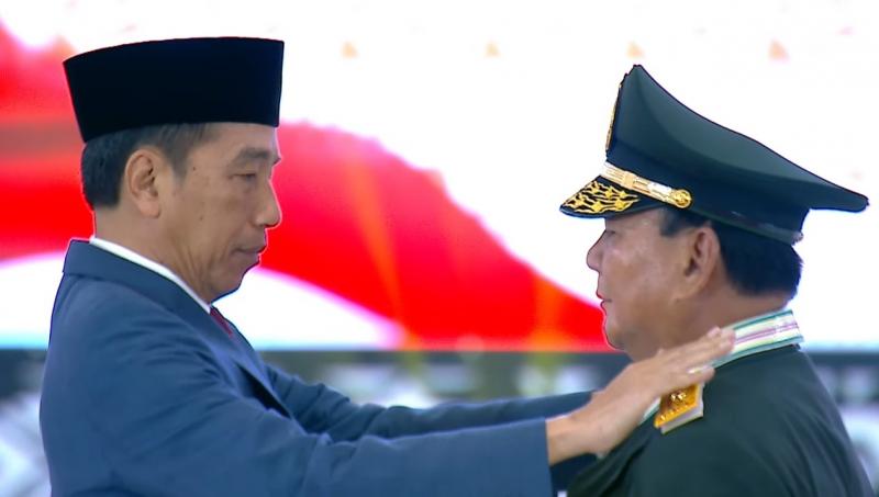 Saat Jokowi Berikan Pangkat Jenderal Kehormatan pada Prabowo. (Tangkapan Layar Youtube).