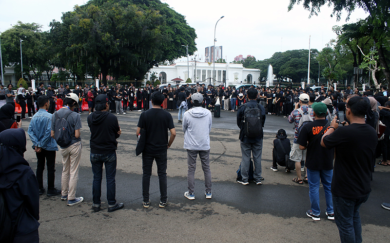 Massa kembali menggelar Aksi Kamisan yang ke-807 di depan Istana Kepresidenan, Jakarta, Kamis (29/2/2024) sore. Aksi tersebut dihelat tepat satu hari setelah Prabowo Subianto menerima pangkat Jenderal kehormatan dari Presiden Joko Widodo. Robinsar Nainggolan