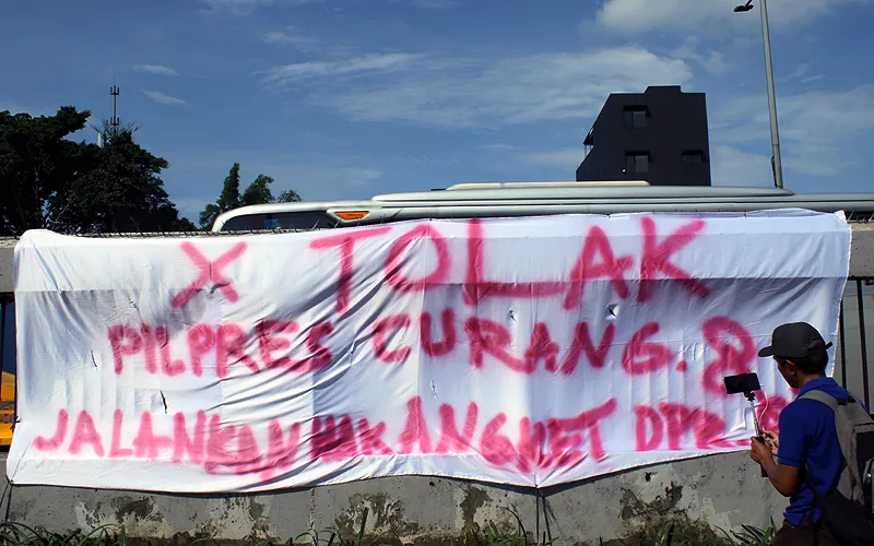 Dua massa dari aksi yang pro dan kontra terhadap kecurangan Pemilu 2024 melakukan aksi unjuk rasa secara bersamaan di depan Gedung DPR RI, Jakarta, Senin (1/3/2024). Dua kubu massa menggelar demonstrasi di depan DPR, yakni massa dari Gerakan Jaga Jakarta Jaga Indonesia dan massa Forum Rakyat Semesta (FRS). FRS menuntut mendukung hak angket, sementara Gerakan Jaga Jakarta Jaga Indonesia menolak hak angket. Robinsar Nainggolan