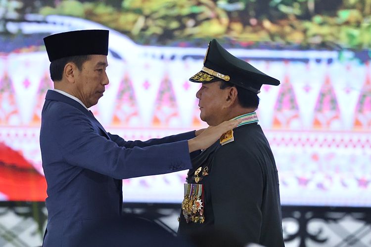 Presiden Joko Widodo (Jokowi) menyematkan pangkat jenderal kehormatan ke Menteri Pertahanan Prabowo Subianto saat Rapat Pimpinan TNI-Polri di Markas Besar TNI, Cilangkap, Jakarta Timur, Rabu (28/2/2024). (Tim Media Prabowo via Kompas)   