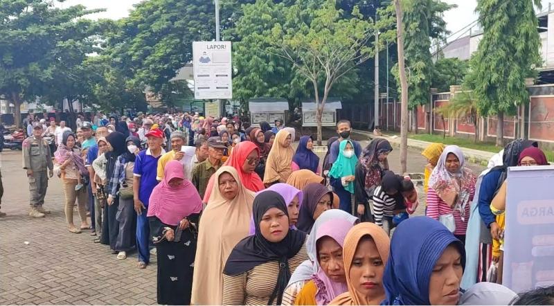 Ilustrasi: Ratusan warga di Kota Pasuruan rela antre berjam-jam untuk membeli beras murah di GOR Untung Suropati, Rabu (7/2/2024). (Wartabromo)