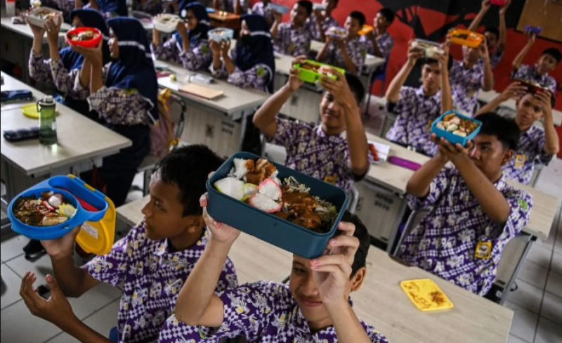 Simulasi program makan siang gratis perdana di SMP Negeri 2 Curug, Tangerang, Banten digelar Hari Kamis (29/2/2024). (Antara)