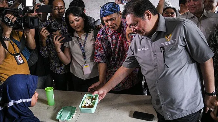 Menko Perekonomian Airlangga Hartarto melihat menu makanan milik siswa saat simulasi program makan siang gratis di SMP Negeri 2 Curug, Kabupaten Tangerang, Banten, Kamis 29 Februari 2024. Menko Perekonomian Airlangga Hartarto meyediakan 162 porsi dengan empat macam menu makanan sehat senilai Rp15 ribu per porsi pada simulasi program makan siang gratis. ANTARA FOTO/Sulthony Hasanuddin/Spt.