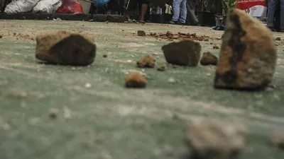 Banyak Kaca Ruangan Pecah, Anggota TNI Serang Polres Jayawijaya. (cnnindonesia).