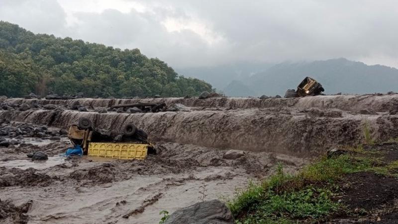 Diterjang Banjir Lahar Gunung Semeru, 4 Truk Tambang di Lumajang Terjungkal. (tvone).