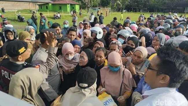 Warga Kota Parepare berdesak-desakan antre untuk membeli bahan pokok. (Muhclis Abduh/detikSulsel)