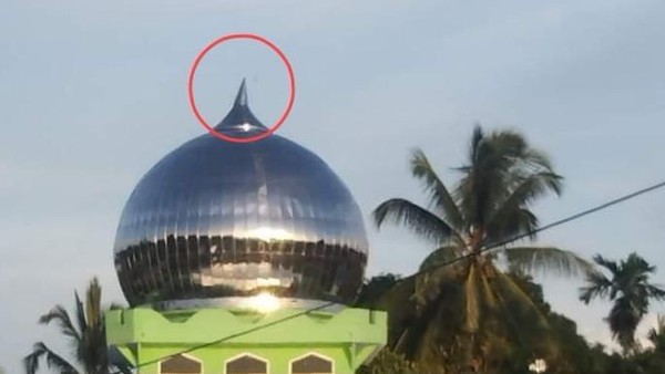 Kepala kubah emas masjid di Buru, Maluku, raib digasak maling. (Foto:Detik)