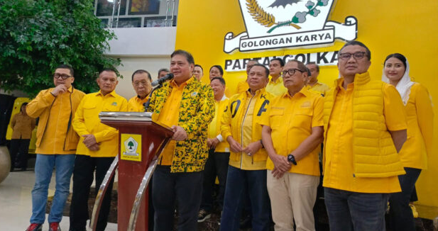 Ketua Umum Partai Golkar Airlangga Hartarto saat jumpa pers usai memimpin Rapat Pleno DPP Golkar, Minggu (10/3/2024). (Indopos)