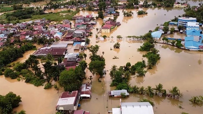 Hujan dengan intensitas tinggi yang terjadi sejak Kamis (13/7) malam mengakibatkan bencana hidrometeorologi pada sejumlah wilayah di Sumatera Barat. (ANTARA/Fandi Yogari Saputra/Soni Namura/Gracia Simanjuntak)