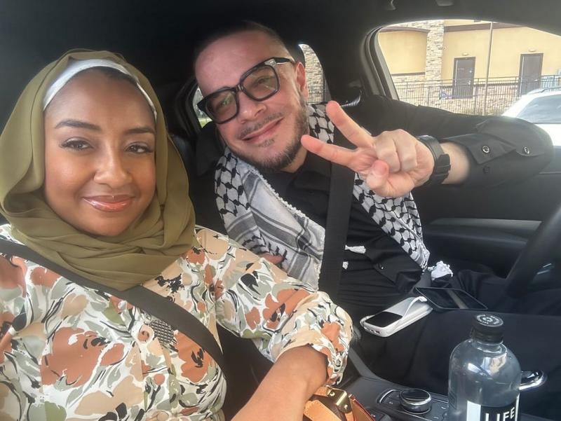 Aktivis Amerika Serikat pro Palestina, Shaun King dan Istri yang resmi memeluk Islam pada hari pertama Ramadan lalu/(dok. Instagram - @mrsaiking)