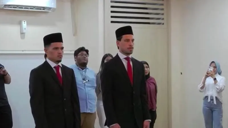 Ragnar Oratmangoen (kiri) dan Thom Haye saat menjalani sumpah WNI. (Tangkapan Layar Youtube Kanwil Kemenkumham DKI)