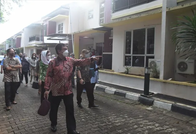 Saat kegiatan sidak Rumah Jabatan Anggota, Kalibata, Jakarta Selatan. Diduga ada korupsi dibalik pengadaan kelengkapan sarana RJA DPR periode 2022. KPK sedang melakukan penyidikan kasus ini. Foto: Parlementeria. 