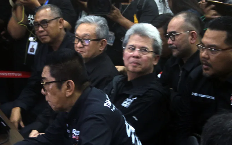 Tim Pemenangan Nasional (TPN) Ganjar Pranowo-Mahfud MD mendatangi Mahkamah Konstitusi (MK) untuk mendaftarkan permohonan Perselisihan Hasil Pemilihan Umum (PHPU), Sabtu (23/3/2024). Pantauan CNNIndonesia.com, Tim Hukum TPN Ganjar-Mahfud mulai dari Todung Mulya Lubis hingga Henry Yosodiningrat tiba di Gedung MK. Robinsar Nainggolan