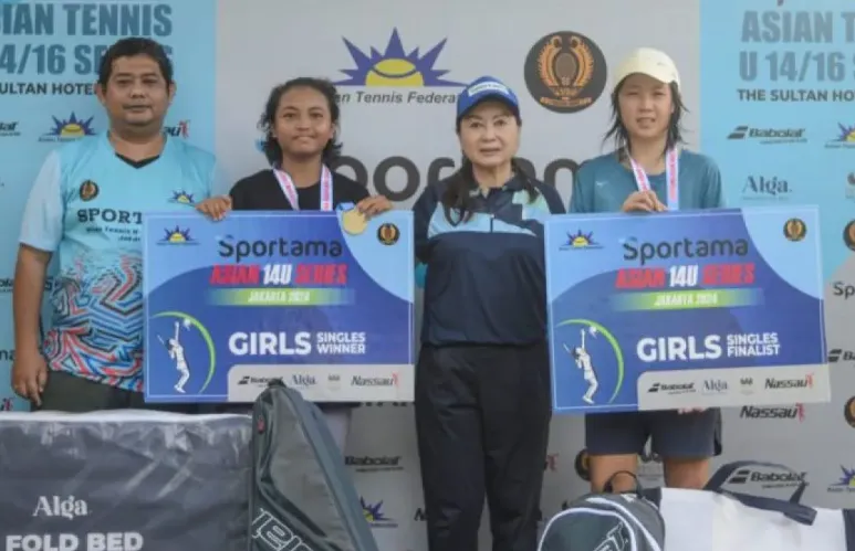 Noya Myeisha Nafeeza Rizaldi (kedua dari kiri) berfoto bersama usai menyabet gelar juara tunggal putri pada Sportama Asian Tennis U-14 Series pekan pertama di lapangan tenis The Sultan Hotel and Residence Jakarta, Sabtu (23/3/2024). (Antaranews)