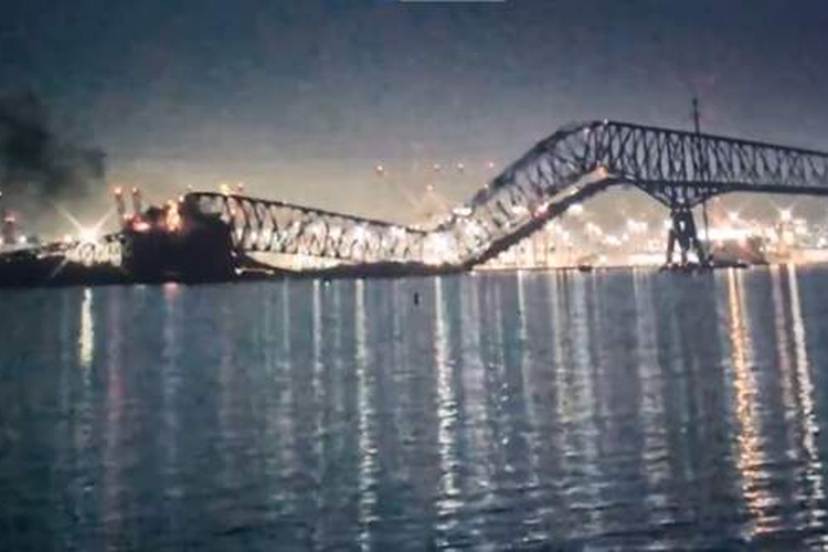 Jembatan Francis Scott Key di Kota Baltimore, Amerika Serikat, ambruk setelah sebuah kapal menabraknya.(StreamingTimeLive via BBC )