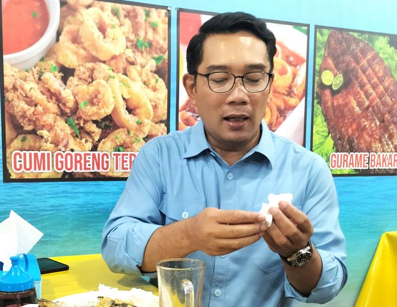 Mantan Gubernur Jawa Barat Ridwan Kamil usai menikmati hidangan sari laut di Kawasan Wijaya, Jakarta Selatan, Senin (25/3/2024). RK menyatakan siap untuk bertarung di Pilkada DKI. 