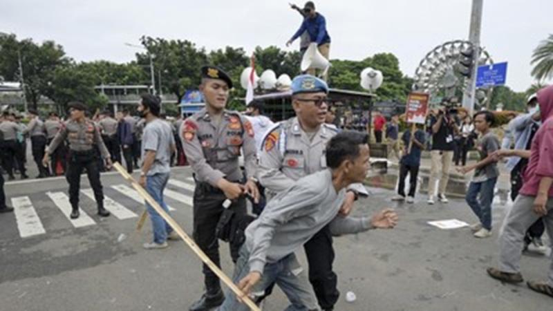 Massa Aksi Pro & Tolak Pemilu Bentrok di Patung Kuda Dekat Gedung MK. (AFP/BAY ISMOYO).
