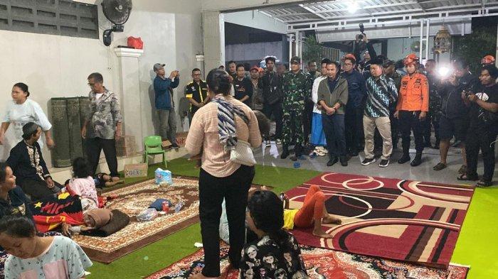Pj Gubernur Jawa Barat, Bey Machmudin beserta rombongannya tinjau warga yang mengungsi dampak kebakaran gudang amunisi di Kecamatan Gunungputri, Kabupaten Bogor, Minggu (31/3/2024) Artikel ini telah tayang di TribunnewsBogor.com dengan judul 86 Warga Gunungputri Bogor Memilih Ngungsi ke Rumah Kades Pasca Kebakaran Gudang Amunisi TNI AD, https://bogor.tribunnews.com/2024/03/31/86-warga-gunungputri-bogor-memilih-ngungsi-ke-rumah-kades-pasca-kebakaran-gudang-amunisi-tni-ad. foto Tribune news Bogo