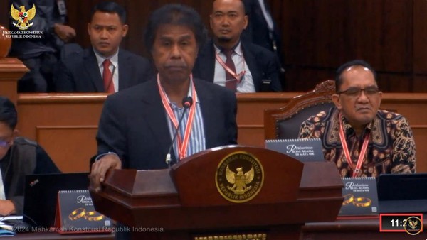 Hakim Konstitusi Saldi Isra Minta Margarito Kamis Tuntut Ilmu Lagi. (Tangkapan Layar).
