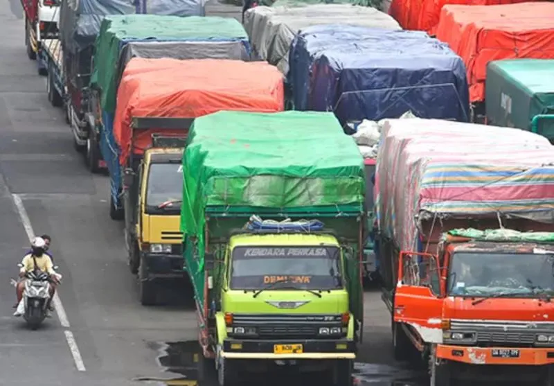 ANGKUT KEBUTUHAN: Masih banyak truk ODOL di area Pelabuhan Tanjung Perak (6/3). Truk ODOL masih sering dijumpai di Jalan Perak Barat maupun Perak Timur. (Ahmad Khusaini/Jawa Pos)