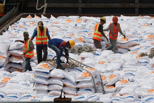 Ilustrasi: Suasana bongkar muatan beras impor di Pelabuhan Tanjung Priok. (Kumparan)