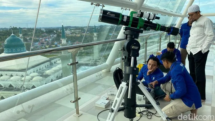 Foto: Pantauan hilal di Menara Balikpapan Islamic Center. (Niken/detikcom)   