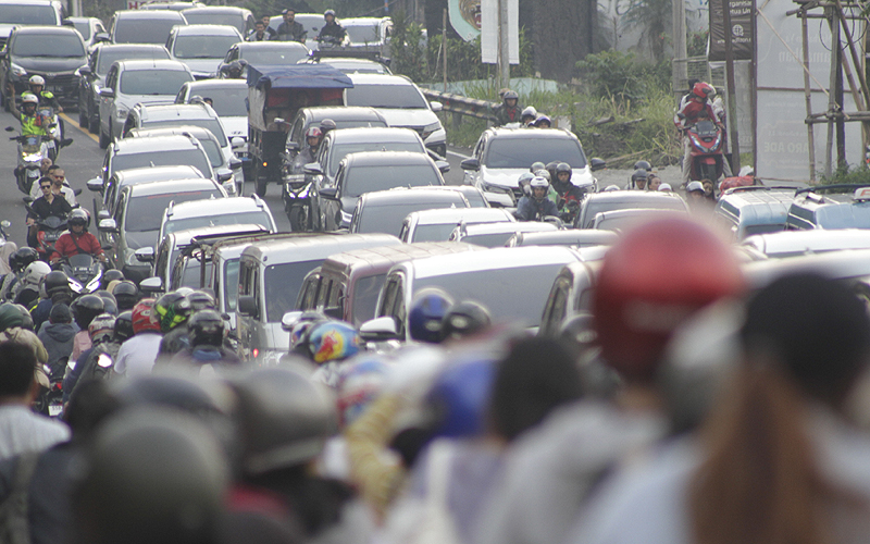 Pengendara saat antre di Exit Tol Ciawi, Kabupaten Bogor, Kamis (11/4). Polisi mencatat sebanyak 60 ribu kendaraan memasuki kawasan wisata Puncak