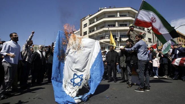 Demonstrasi anti Israel di Iran buntut dari serangan udara Israel. (AP Via CNN Indonesia)