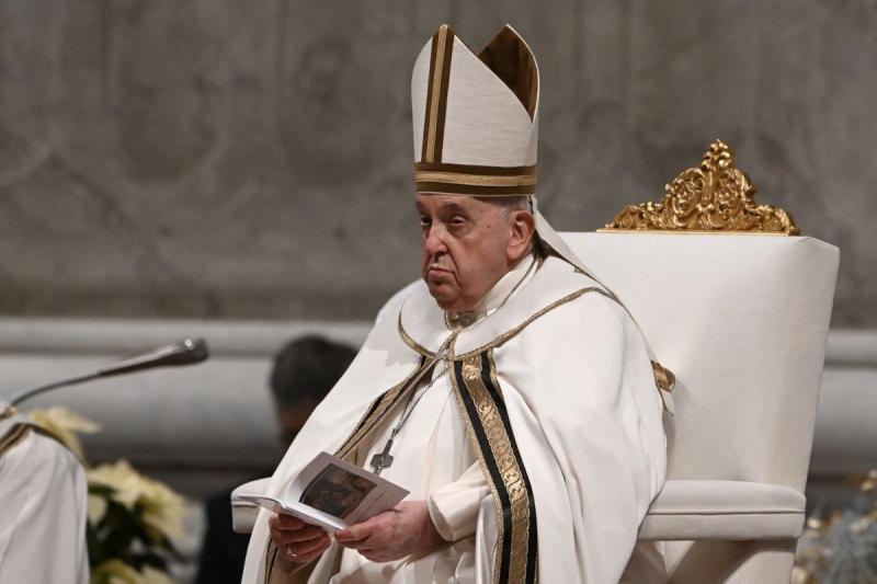 Paus Fransiskus saat memimpin misa Malam Natal di Basilika Santo Petrus, Vatikan, Minggu (24/12/2023).(AFP via Kompas)
