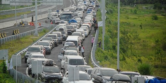 ilustrasi     Macet Terparah Sepanjang Sejarah, Ini Kisah Tragedi Kemacetan Mudik Tol Brexit Tahun 2016 foto merdeka.com